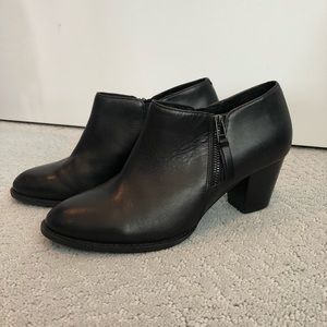 NEW Vionic black leather ankle booties